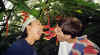 con el flaco comiendo.jpg (45061 bytes)